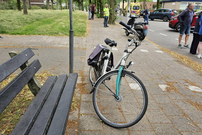 Fietser en scooterrijder botsen op kruispunt