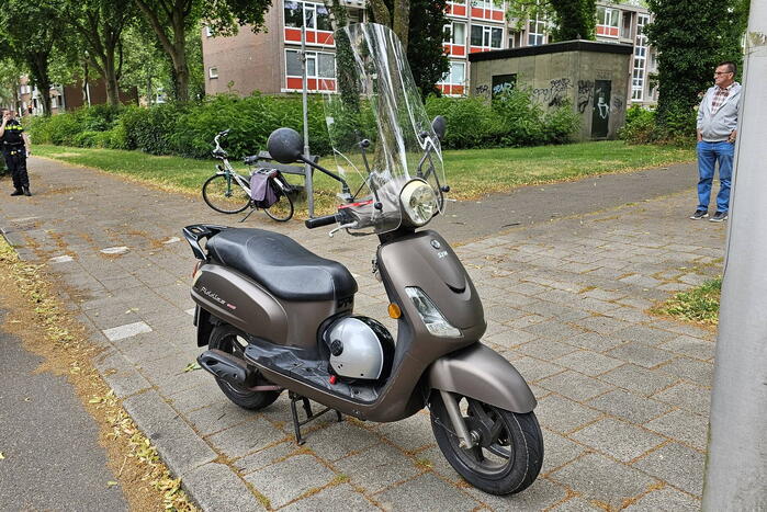 Fietser en scooterrijder botsen op kruispunt