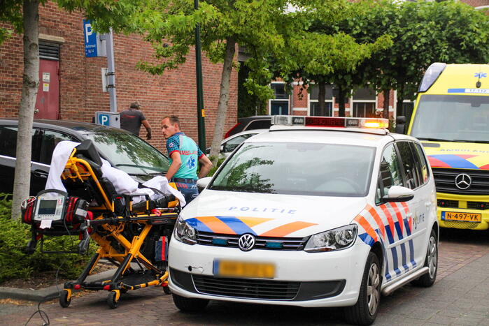 Inparkende automobilist rijdt vrouw aan
