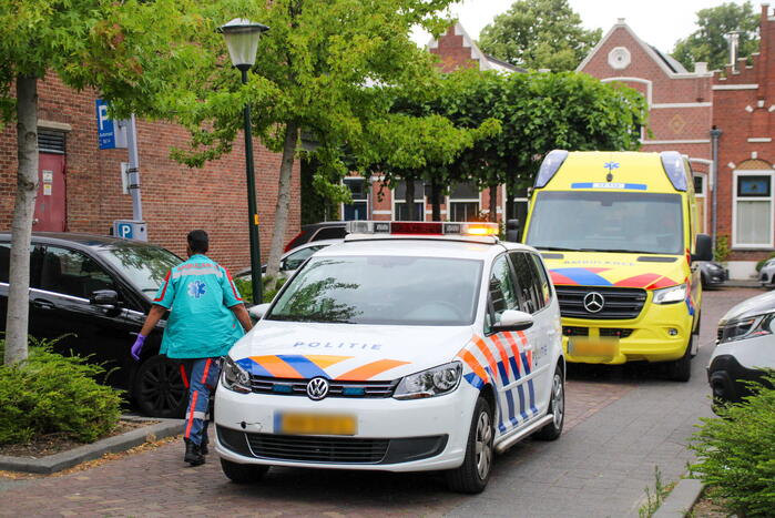 Inparkende automobilist rijdt vrouw aan