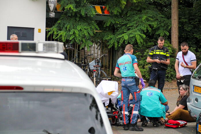 Inparkende automobilist rijdt vrouw aan