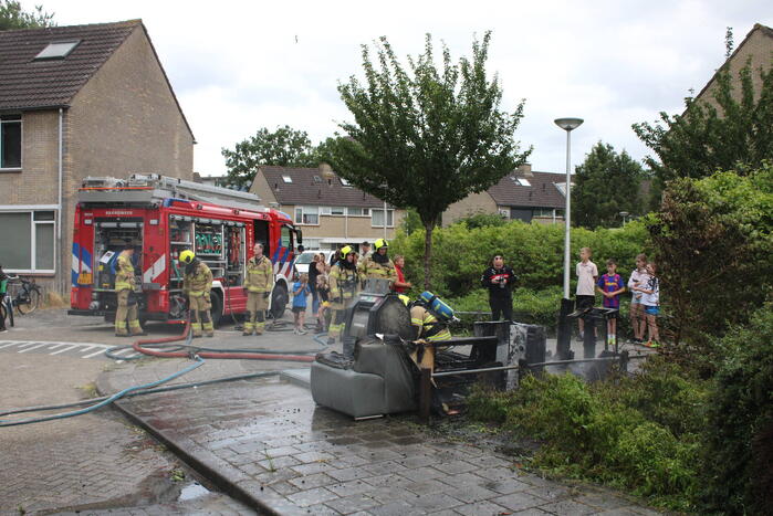 Afval en container in brand gestoken
