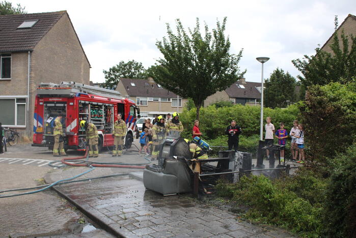 Afval en container in brand gestoken
