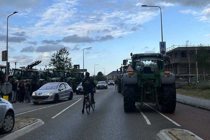 Boeren met traktoren naar gemeentehuis