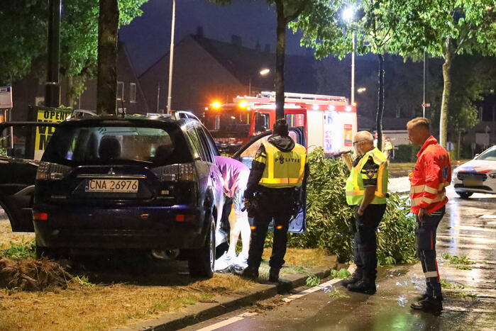 LPG-tank auto lek na botsing met boom