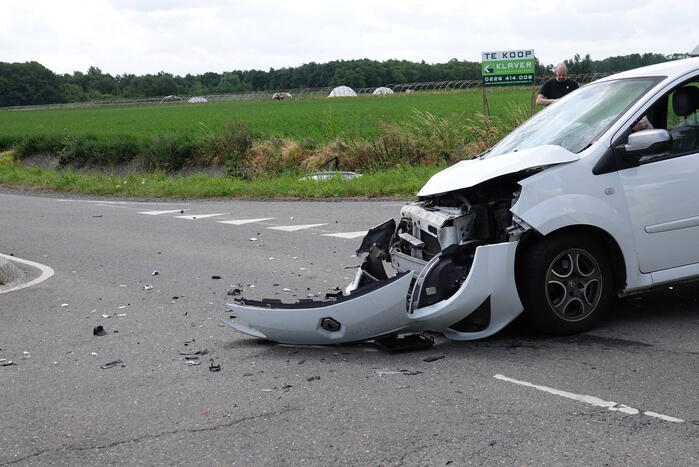 Drie gewonden bij botsing