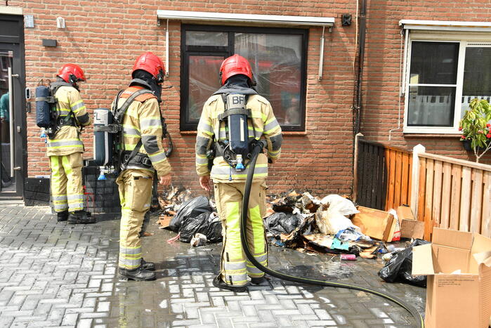 Woningbrand blijk afval in voortuin