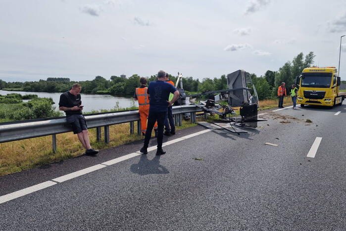 Auto met hoogwerker botst op vangrail