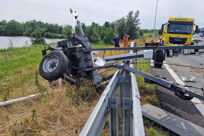 Auto met hoogwerker botst op vangrail