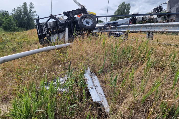Auto met hoogwerker botst op vangrail