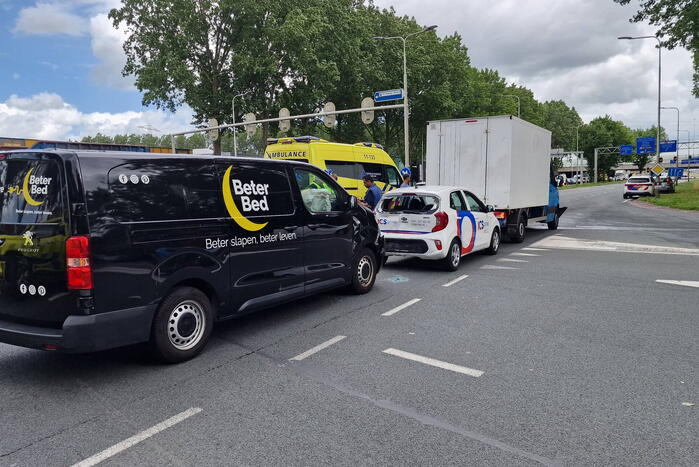 Vier auto's botsen op elkaar