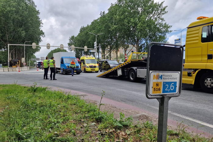 Vier auto's botsen op elkaar