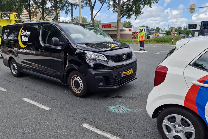 Vier auto's botsen op elkaar