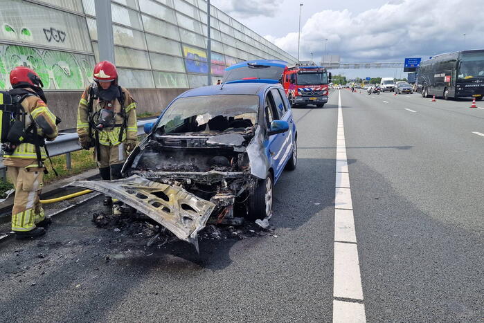 Auto vliegt in brand op snelweg