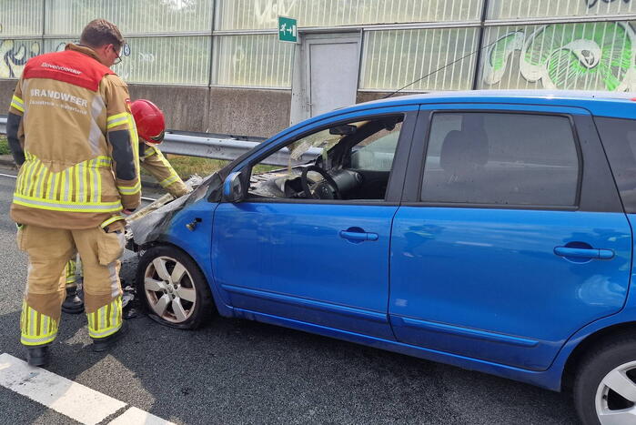 Auto vliegt in brand op snelweg