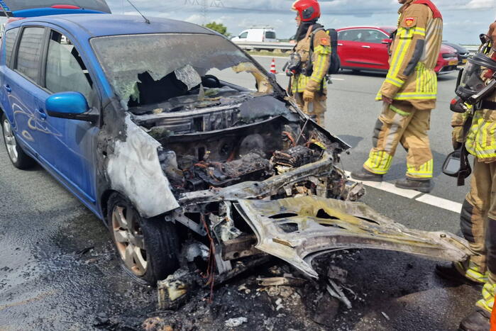 Auto vliegt in brand op snelweg