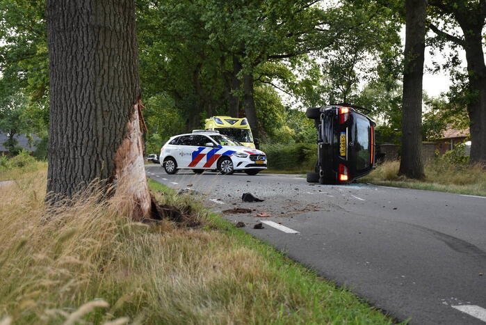 Auto crasht tegen boom, bestuurder gewond