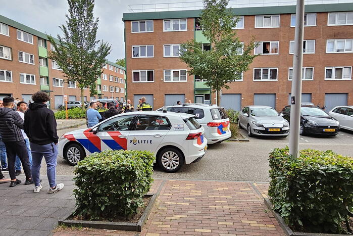 Agenten met zware vesten doen inval in flatwoning
