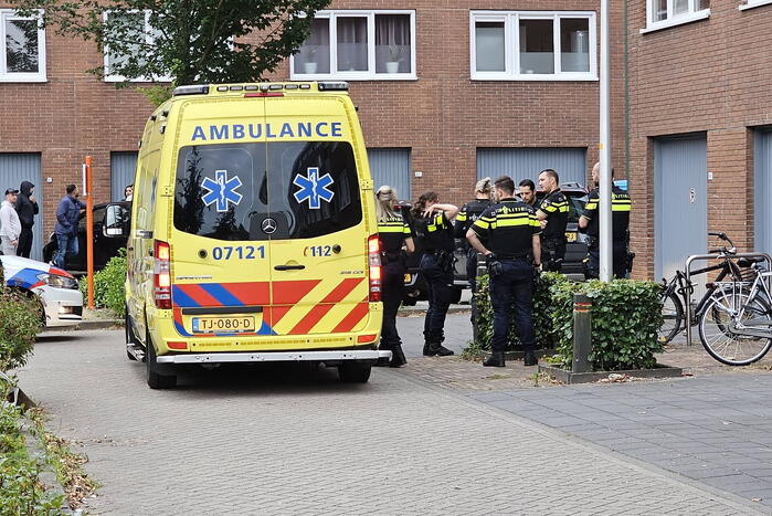 Agenten met zware vesten doen inval in flatwoning