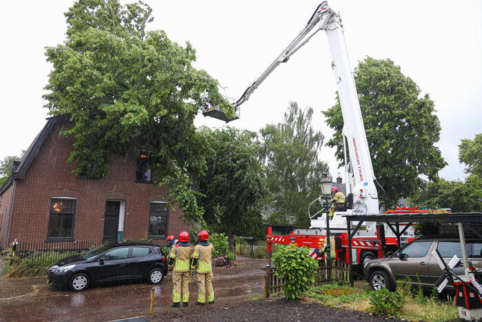 Flinke boom omgewaaid tegen woning