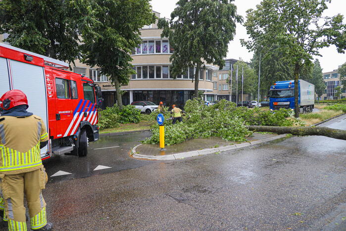 Zomerstorm Poly zorgt voor overlast op wegdek