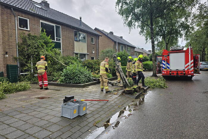 Boom valt tegen woning aan door storm