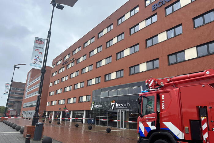 Plaat van gebouw naar beneden gevallen