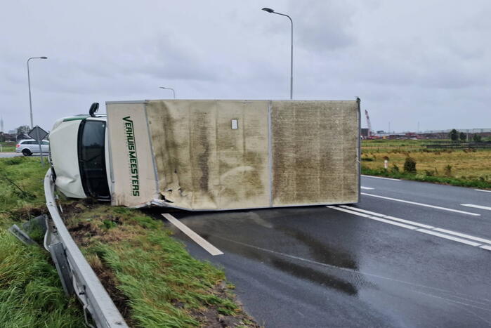 Verhuiswagen kantelt door zomerstorm Poly