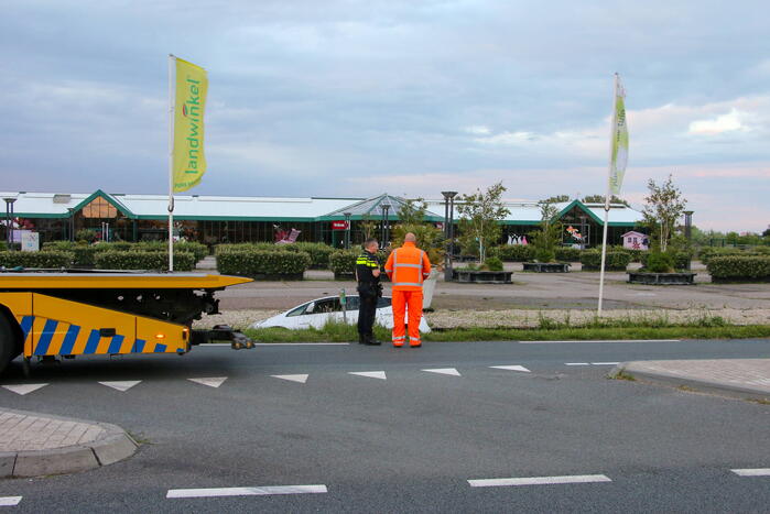Automobilist raakt te water in sloot