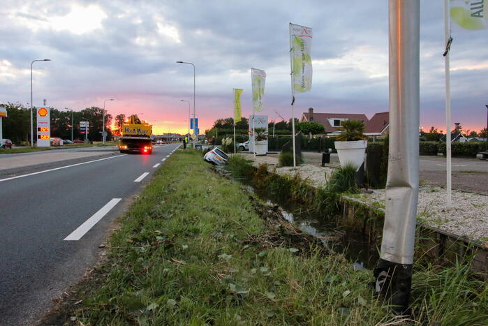 Automobilist raakt te water in sloot