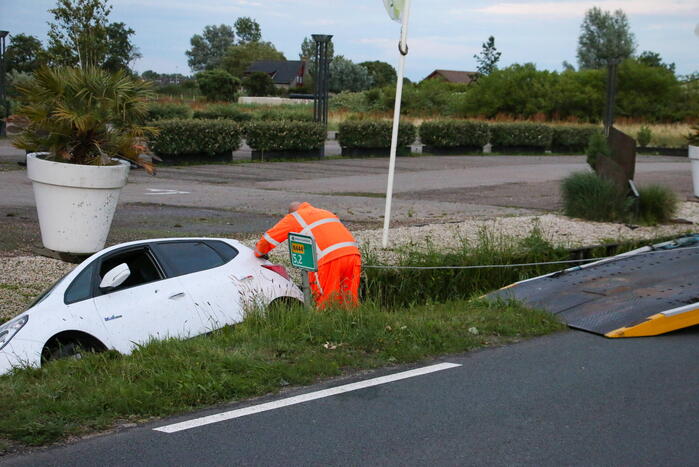 Automobilist raakt te water in sloot