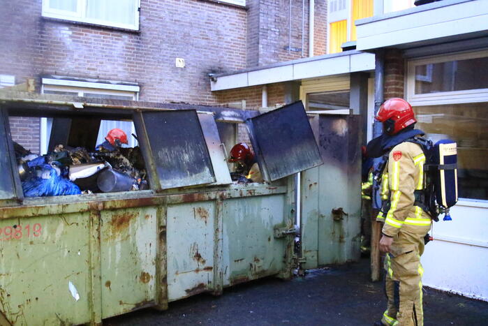 Brandende container geblust door brandweer