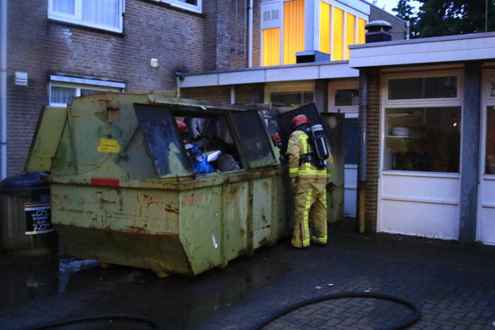 Brandende container geblust door brandweer