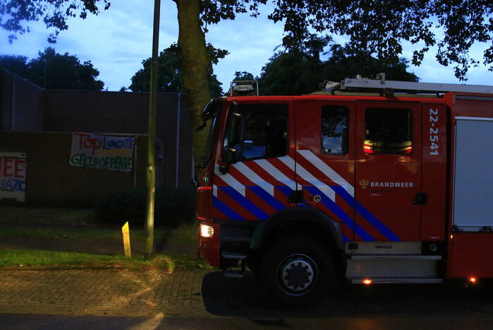 Brandende container geblust door brandweer