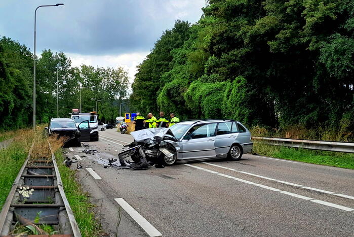 Drie voertuigen betrokken bij frontale aanrijding