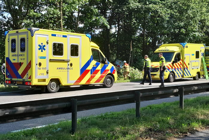 Bestuurder bestelbus raakt van de weg en belandt in bosschage