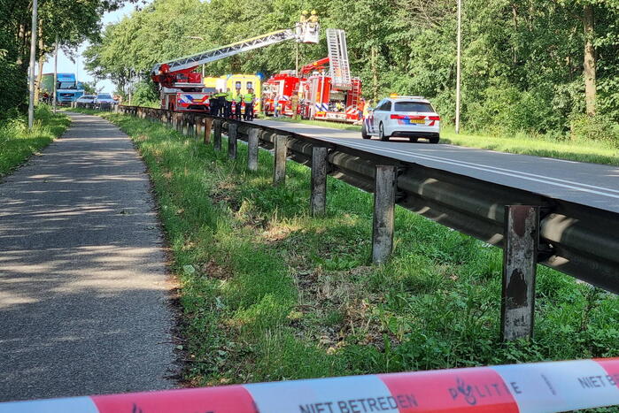 Bestuurder bestelbus raakt van de weg en belandt in bosschage