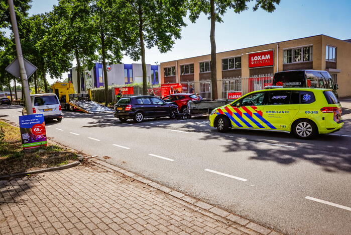 Twee voertuigen en aanhanger betrokken bij botsing