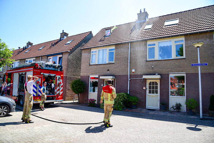 Brandweer probeert kat van dak te halen