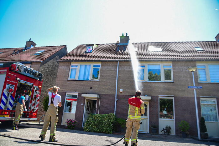 Brandweer probeert kat van dak te halen