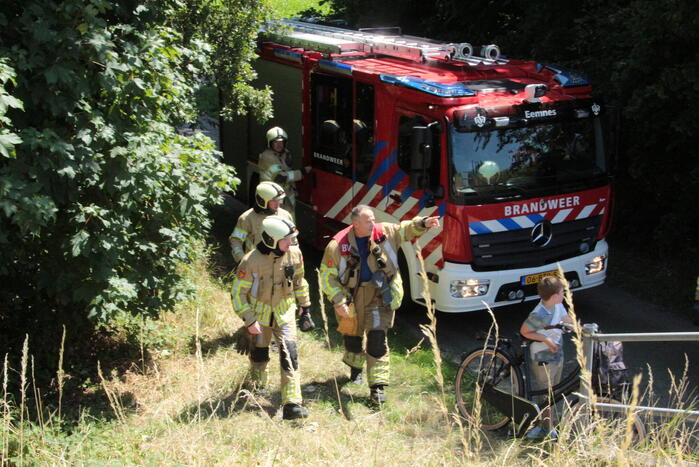 Bestuurder van cementwagen blust bermbrand en voorkomt erger