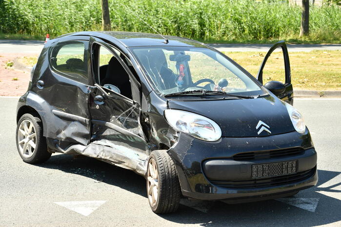 Flinke schade bij botsing tussen twee personenwagens