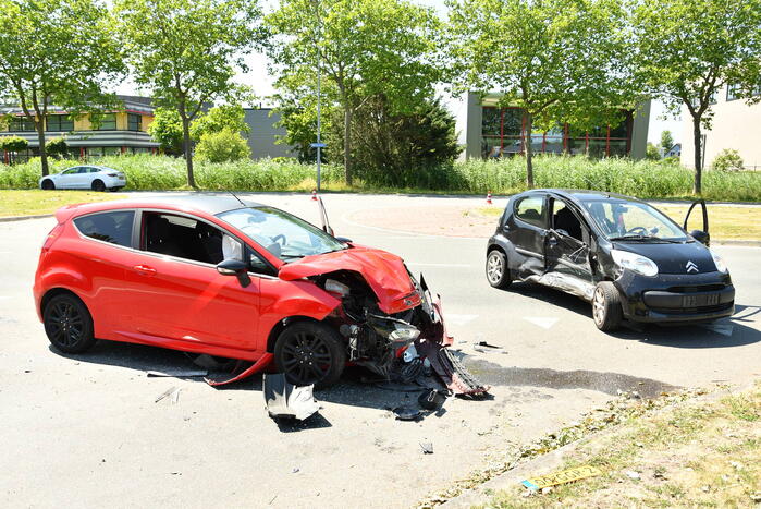 Flinke schade bij botsing tussen twee personenwagens