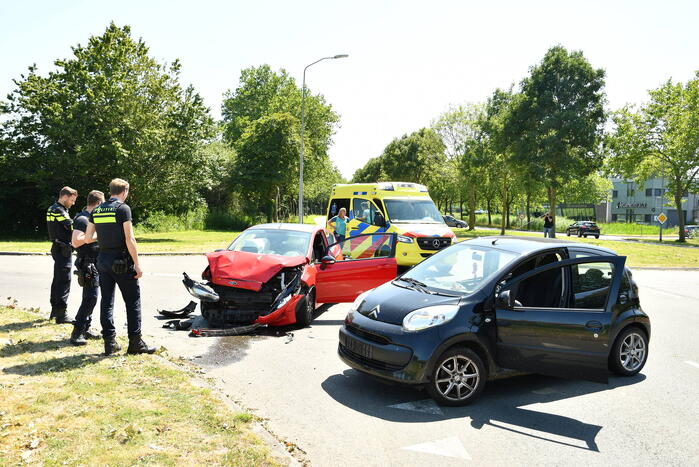 Flinke schade bij botsing tussen twee personenwagens