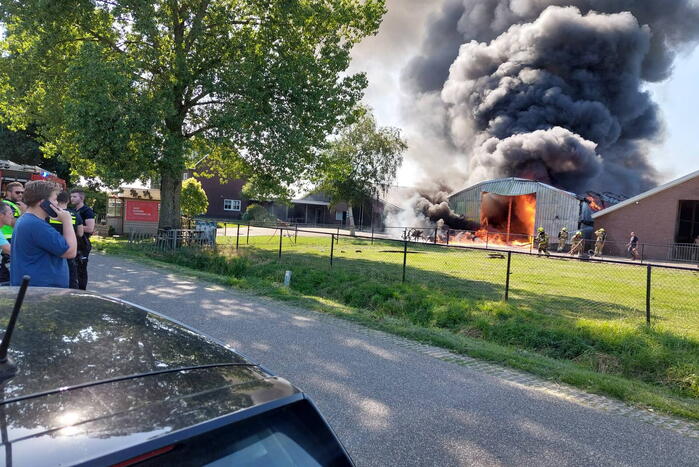 Enorme brand in loods met stro