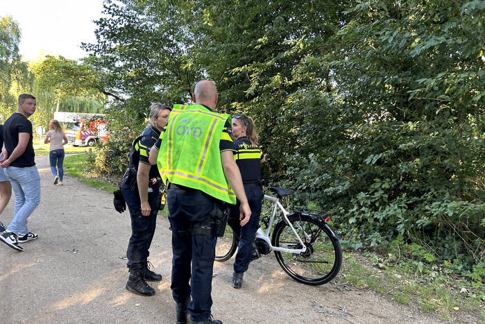 Grote zoekactie opgestart na aantreffen kinderfiets bij water