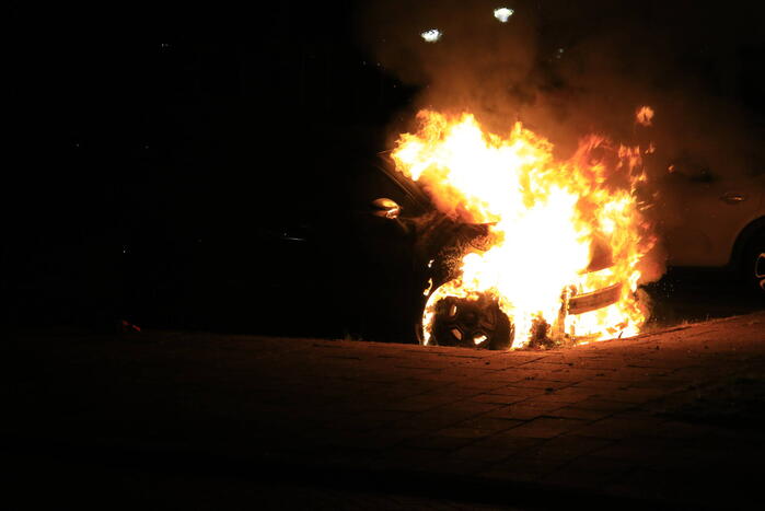 Auto in brand op parkeerplaats