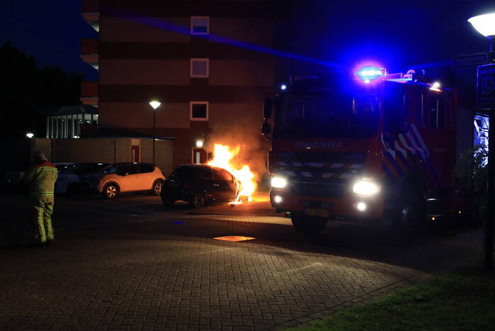 Auto in brand op parkeerplaats