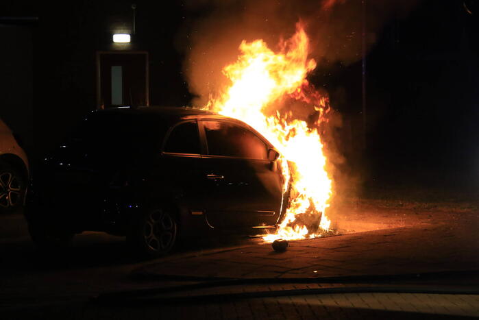 Auto in brand op parkeerplaats