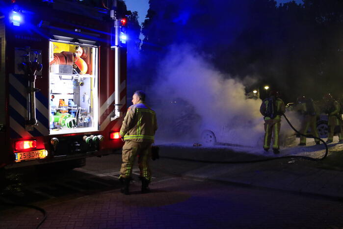 Auto in brand op parkeerplaats